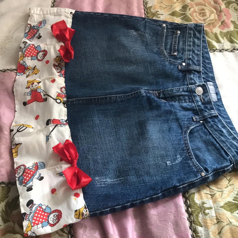 Vintage raggedy Ann red silk bow denim ruffled mini skirt